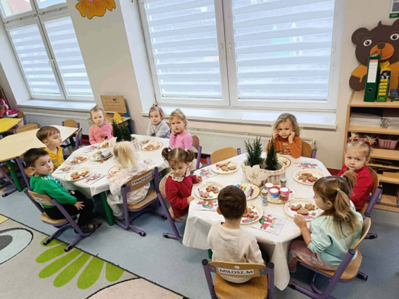 Świąteczne ozdabianie pierniczków w grupie Biedronek
