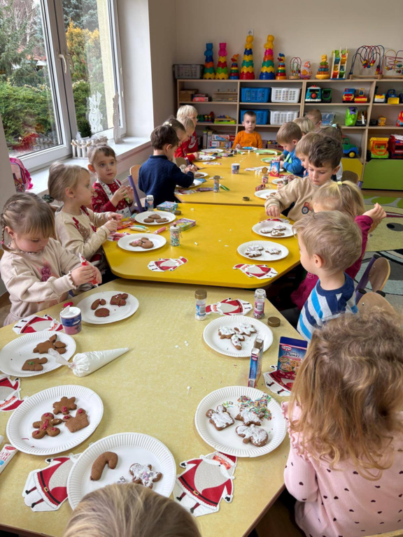 Świąteczne ozdabianie pierniczków w grupie Motylków