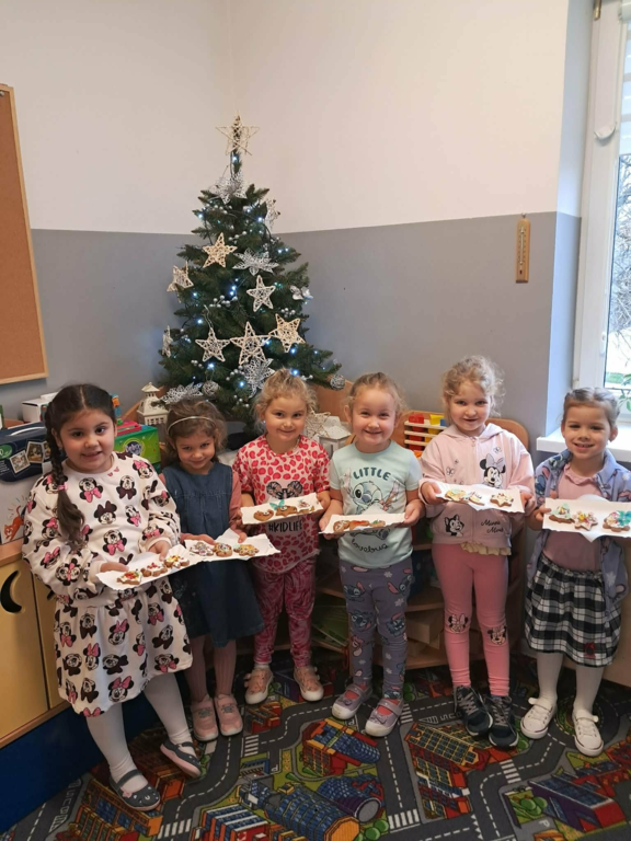 Świąteczne ozdabianie pierniczków w grupie Skrzatów