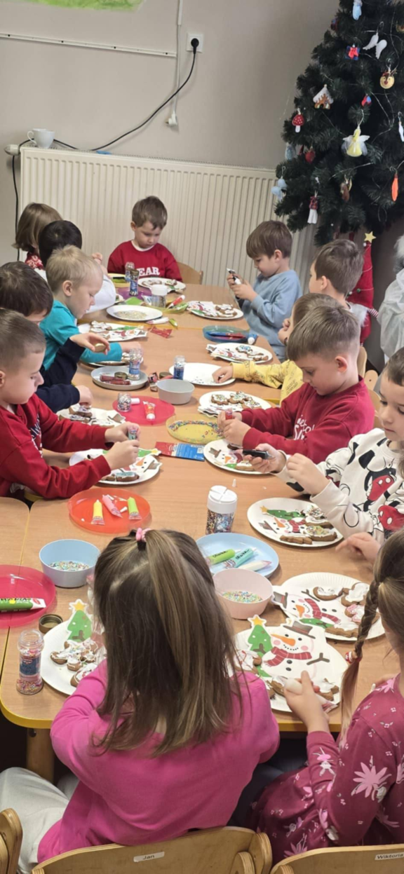 Świąteczne ozdabianie pierniczków w grupie Smerfów